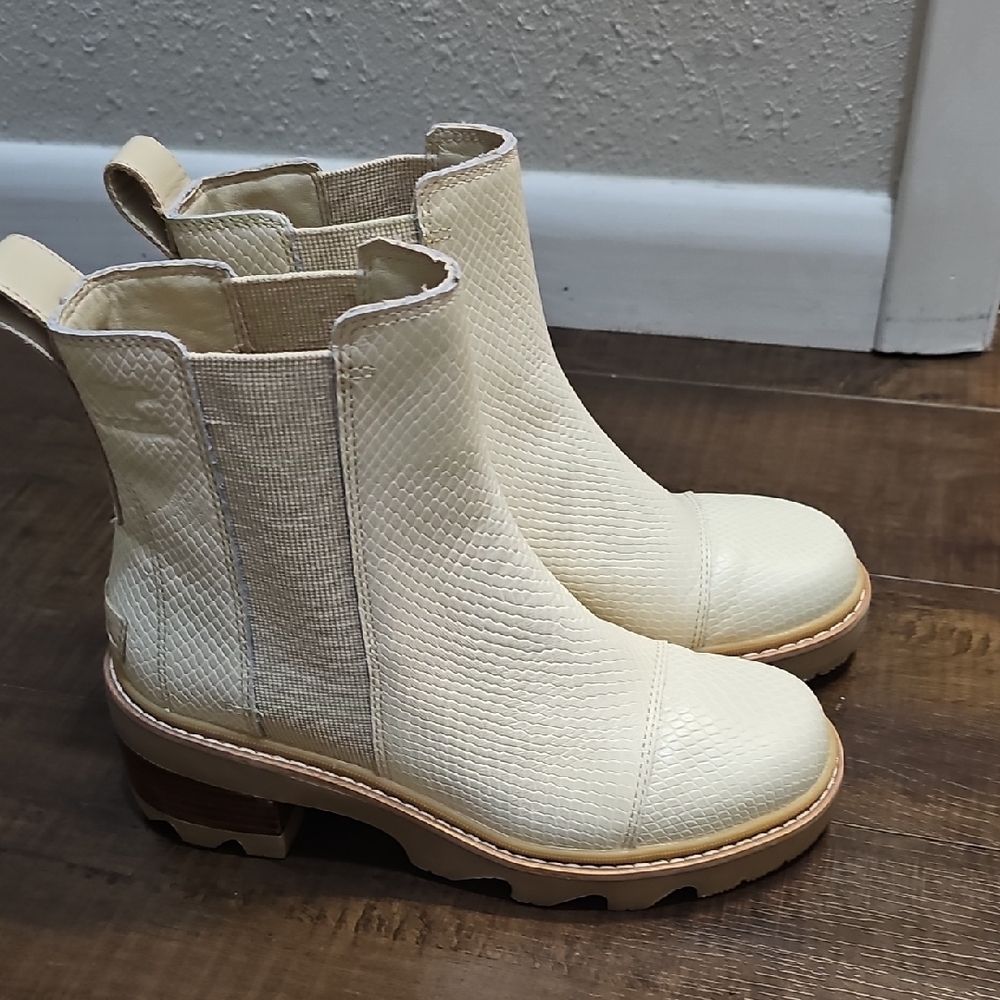 Cream Textured Chelsea Ankle Boots with Lug Sole